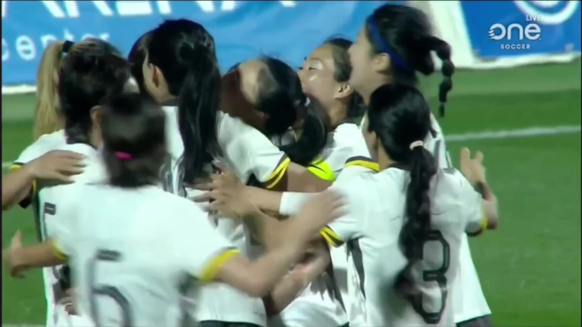 中国女足扳平比分!唐佳丽倒地回做金坤跟进打门得手!