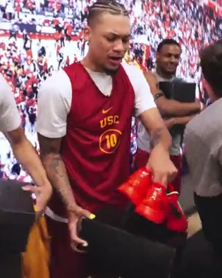 瓦妮莎赠送南加州大学男、女篮球队特别定制版科比6,红色很惊艳