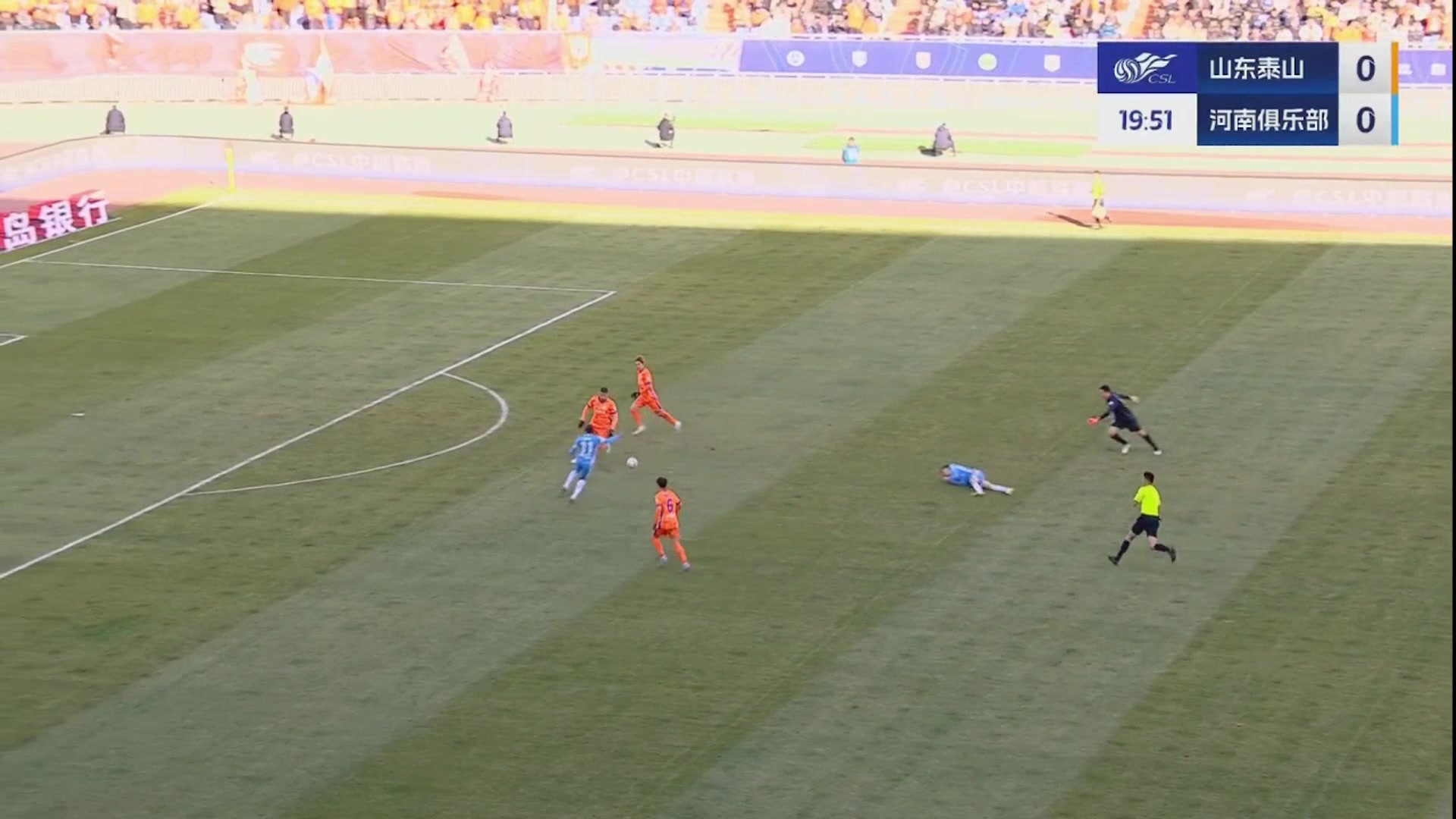 太鲁莽了!王大雷出击踢倒刘鑫瑜,VAR介入后改判直红