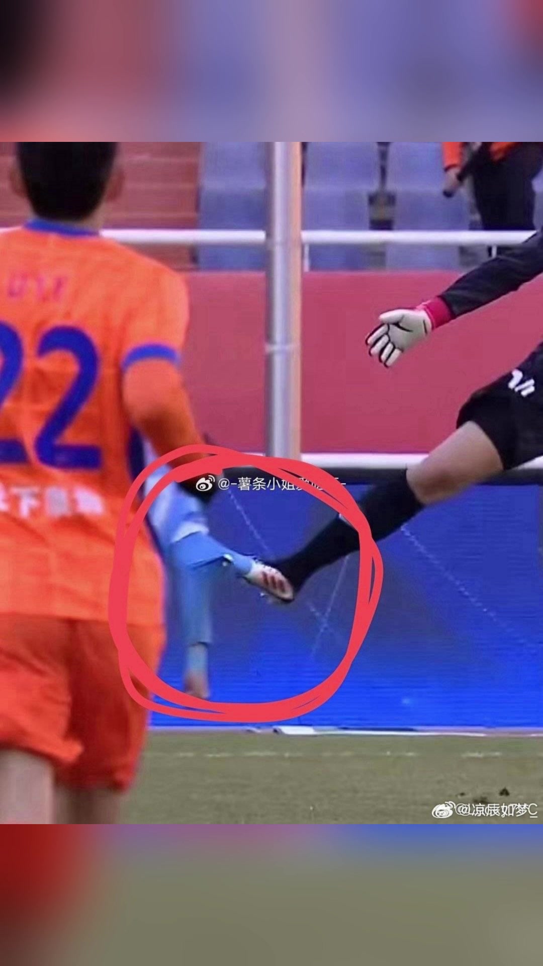 你怎么看?有球迷认为王大雷的鞋子被刘鑫瑜裤子勾到了