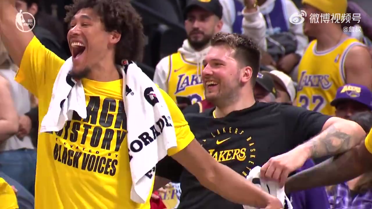 这是看到了老詹的进球?东契奇和海斯等人直接集体起立了!