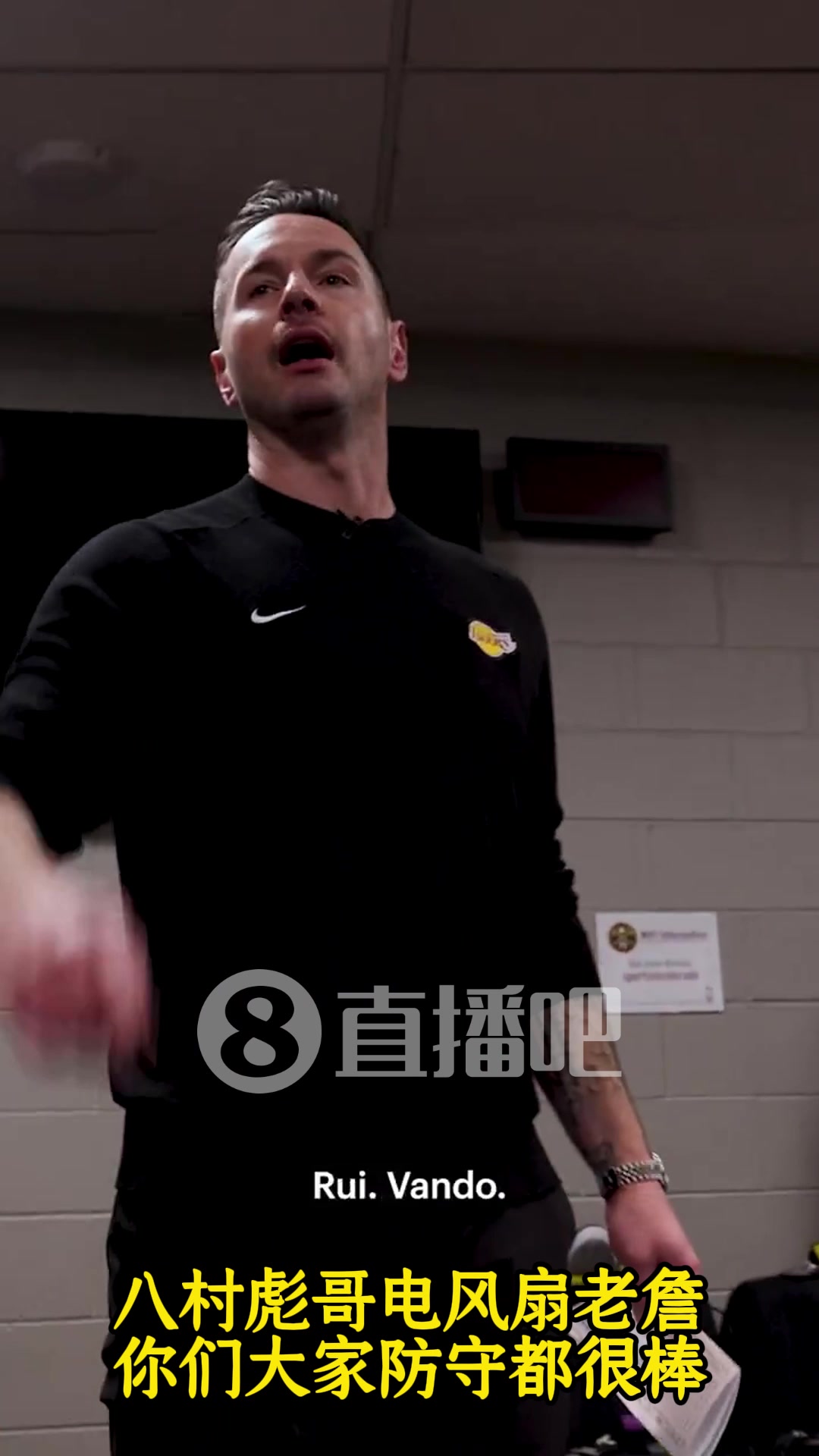 雷迪克猛夸东契奇防守一阵,后者比4断手势!赞全员对约基奇防守