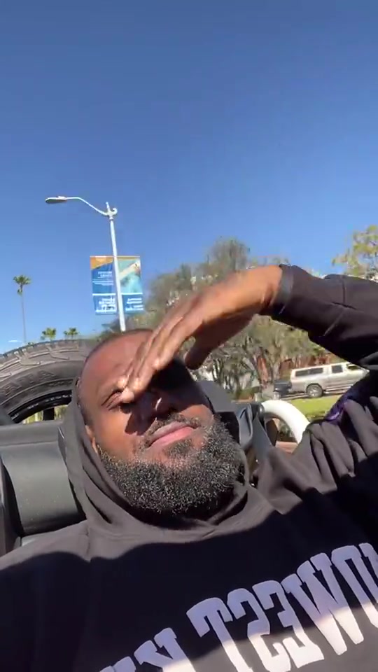 实在太惬意了!老詹开车兜风,晒着太阳听着歌!