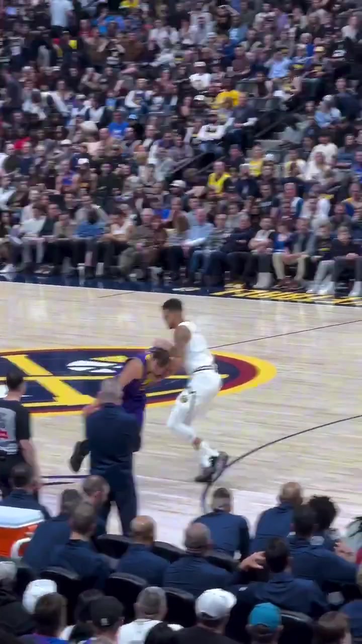 现场球迷拍摄:东契奇突破小波特这球,居然不是防守犯规?