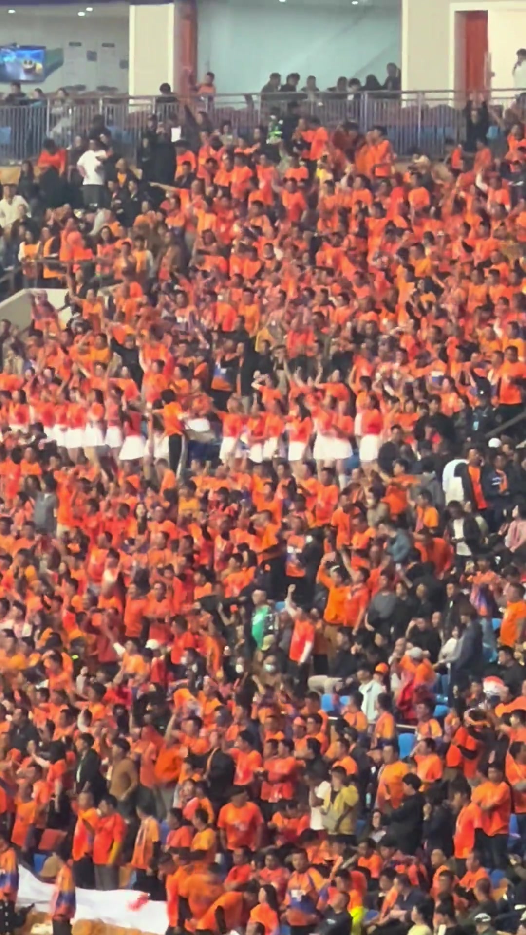 国安远征军发来现场视频显示:云南玉昆主场有美女啦啦队助威团❤