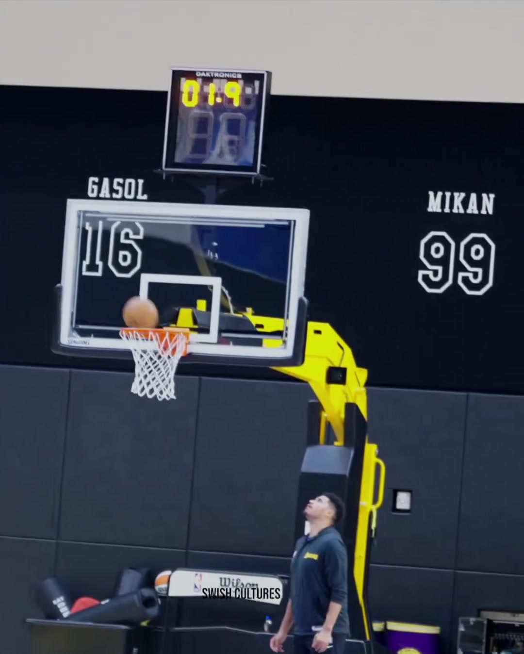 东契奇&电风扇PK半场三分,东契奇一击命中,电风扇乖乖做俯卧撑