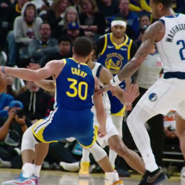 还是忘不了他!库里冷血三分后做出晚安,眼睛死死盯着克莱的方向