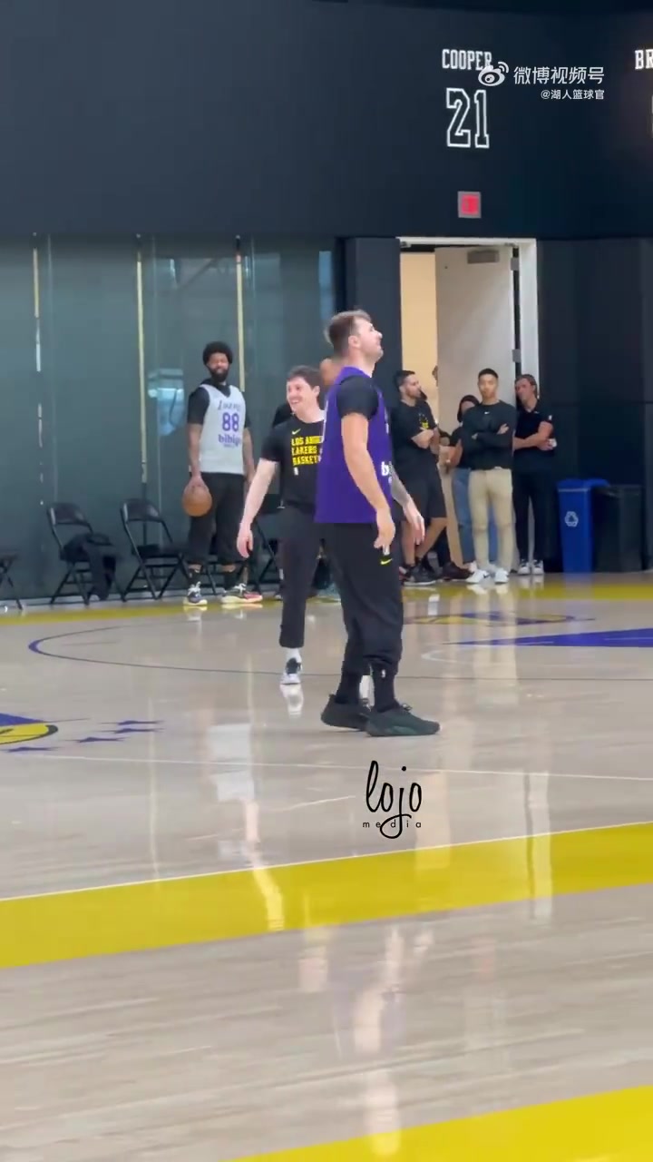 就是这么信任你!DFS出手三分,东契奇在旁边提前庆祝