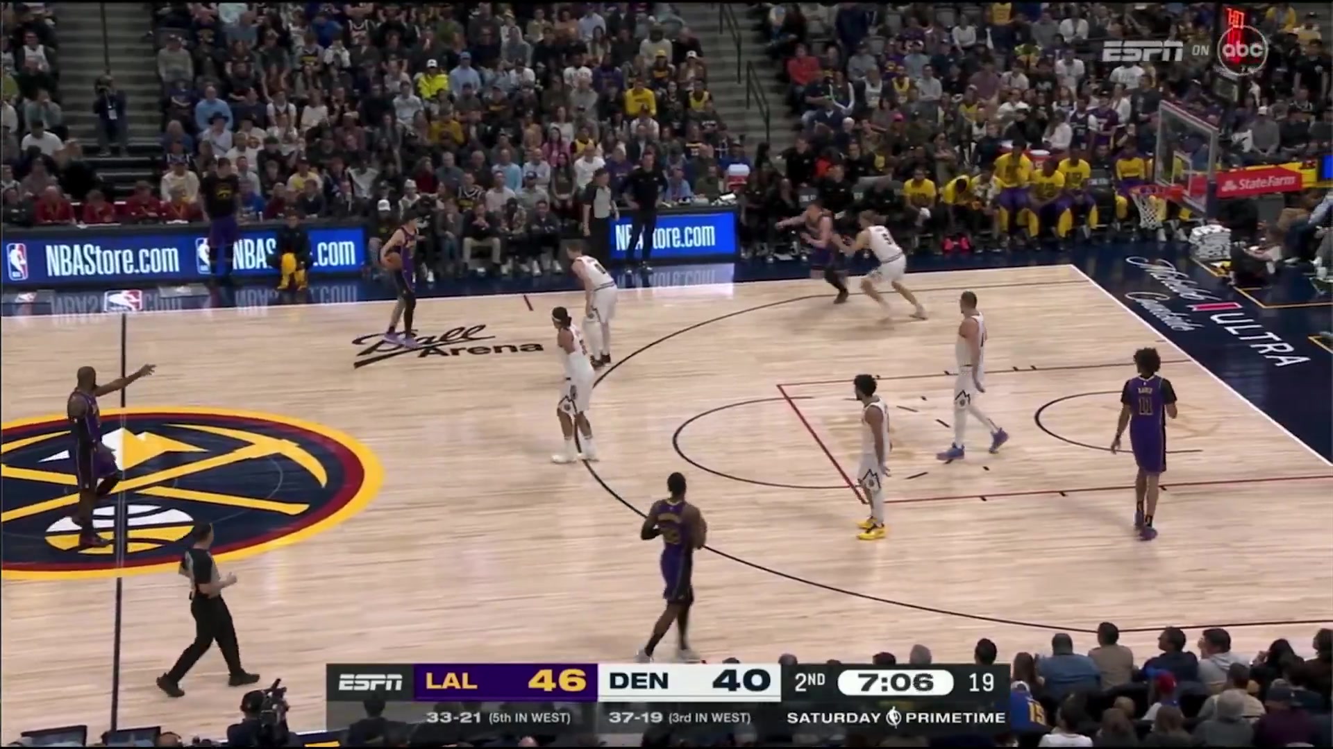 顶级篮球智商!掘金将饮水机球员泰森换上,詹姆斯立马指挥里夫斯点名单打他!