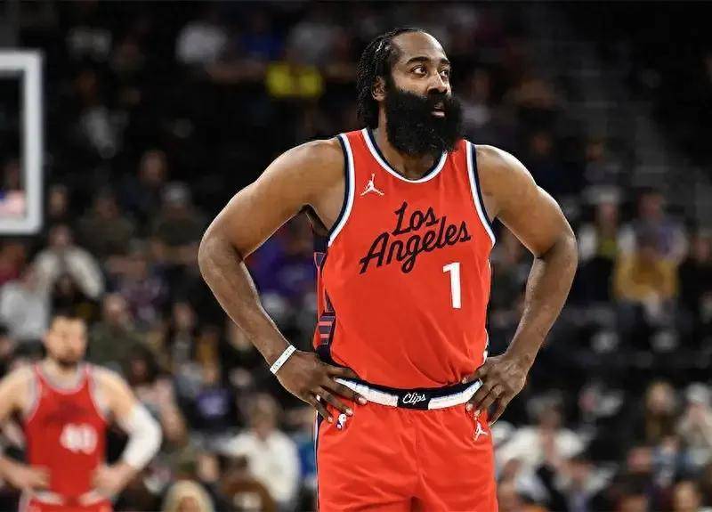 合同续签存在严重差异!球队的得分冠军拒绝了7500万的合同 而快船则不愿签订1.2亿的合同