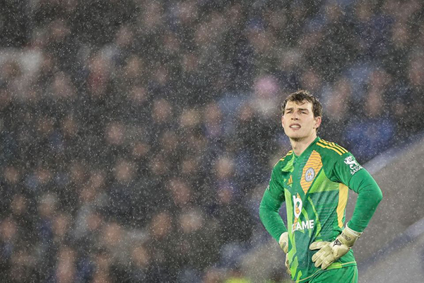 48岁的范妮怎么了?连续6次失利和15个进球丢失 球迷们嘘声 离开法院抗议