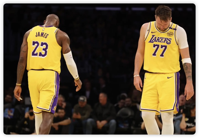 三球关键挑篮 詹姆斯26+11失绝平 东契奇三分9中1 湖人爆冷负黄蜂